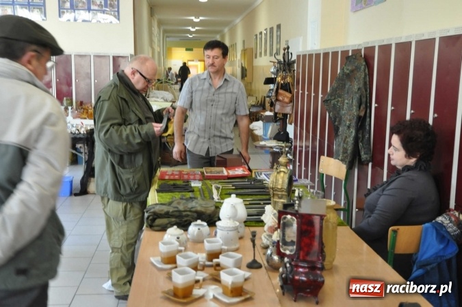 Zdjęcie w galerii na portalu naszraciborz.pl: Jesienny Lamus - przy Kasprowicza kwitnie handel wiadomości z regionu