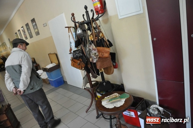 Zdjęcie w galerii na portalu naszraciborz.pl: Jesienny Lamus - przy Kasprowicza kwitnie handel wiadomości z regionu