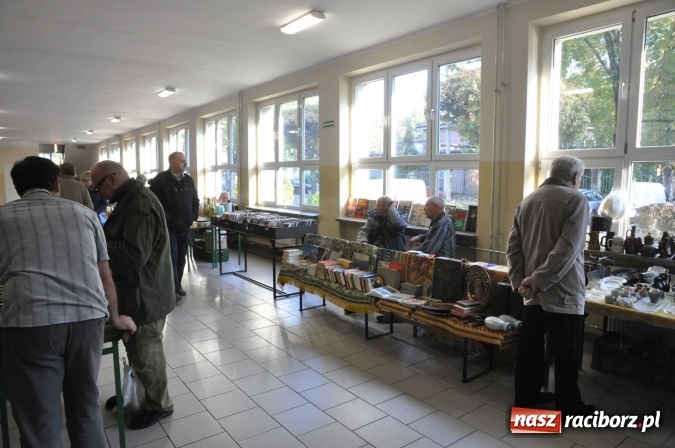 Zdjęcie w galerii na portalu naszraciborz.pl: Jesienny Lamus - przy Kasprowicza kwitnie handel wiadomości z regionu