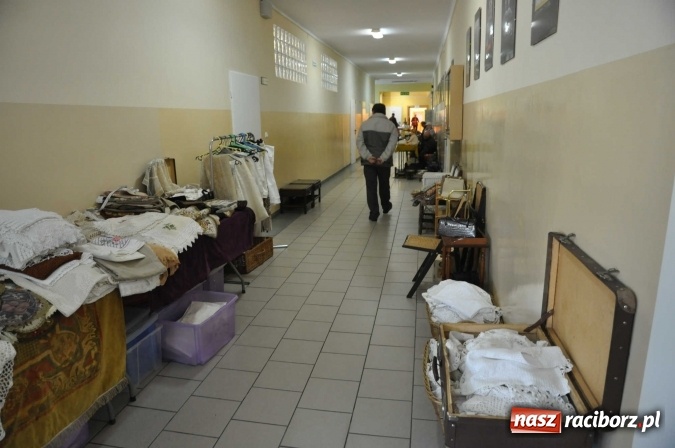 Zdjęcie w galerii na portalu naszraciborz.pl: Jesienny Lamus - przy Kasprowicza kwitnie handel wiadomości z regionu