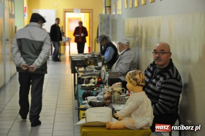 Zdjęcie w galerii na portalu naszraciborz.pl: Jesienny Lamus - przy Kasprowicza kwitnie handel wiadomości z regionu