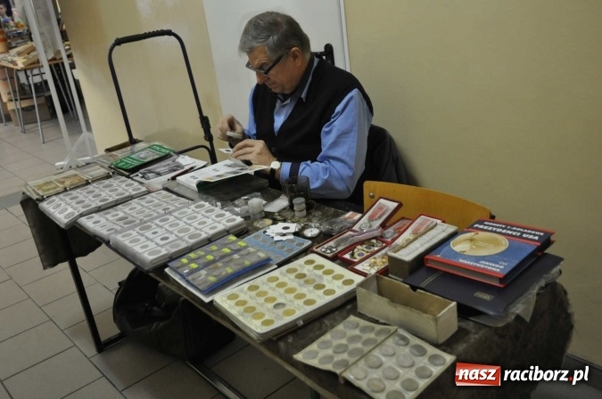 Zdjęcie w galerii na portalu naszraciborz.pl: Jesienny Lamus - przy Kasprowicza kwitnie handel wiadomości z regionu