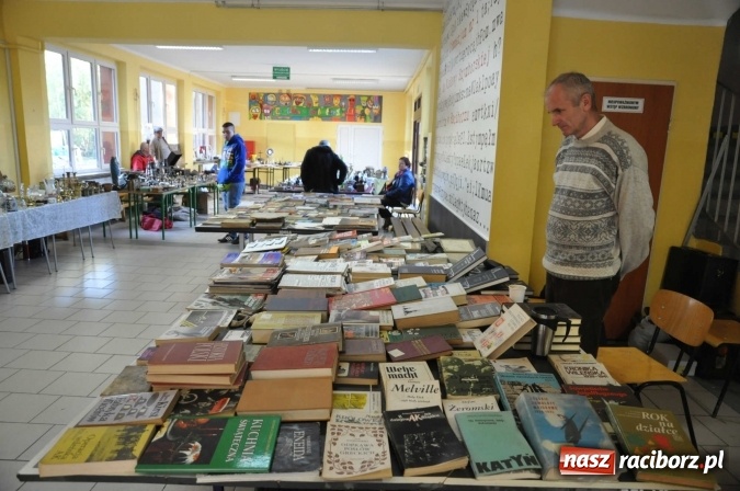 Zdjęcie w galerii na portalu naszraciborz.pl: Jesienny Lamus - przy Kasprowicza kwitnie handel wiadomości z regionu