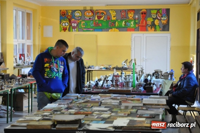 Zdjęcie w galerii na portalu naszraciborz.pl: Jesienny Lamus - przy Kasprowicza kwitnie handel wiadomości z regionu