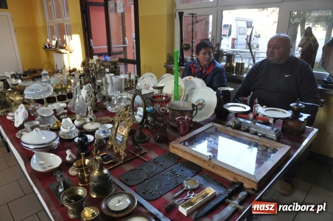 Zdjęcie w galerii na portalu naszraciborz.pl: Jesienny Lamus - przy Kasprowicza kwitnie handel wiadomości z regionu