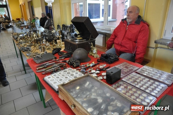 Zdjęcie w galerii na portalu naszraciborz.pl: Jesienny Lamus - przy Kasprowicza kwitnie handel wiadomości z regionu