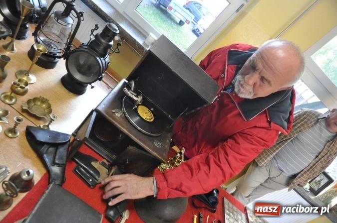 Zdjęcie w galerii na portalu naszraciborz.pl: Jesienny Lamus - przy Kasprowicza kwitnie handel wiadomości z regionu