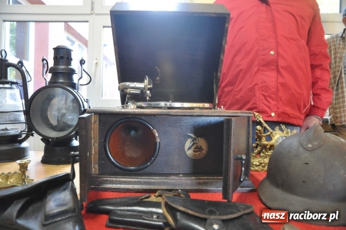 Zdjęcie w galerii na portalu naszraciborz.pl: Jesienny Lamus - przy Kasprowicza kwitnie handel wiadomości z regionu