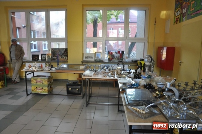 Zdjęcie w galerii na portalu naszraciborz.pl: Jesienny Lamus - przy Kasprowicza kwitnie handel wiadomości z regionu