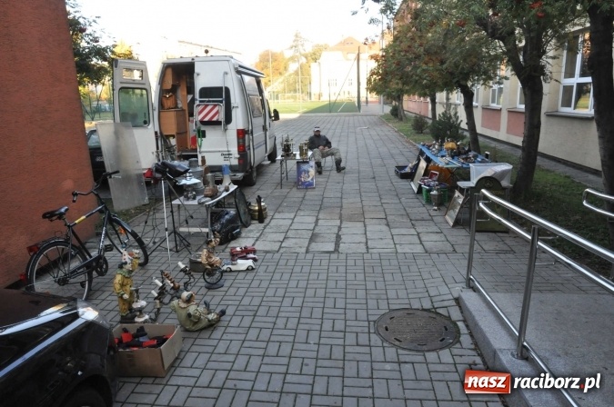 Zdjęcie w galerii na portalu naszraciborz.pl: Jesienny Lamus - przy Kasprowicza kwitnie handel wiadomości z regionu