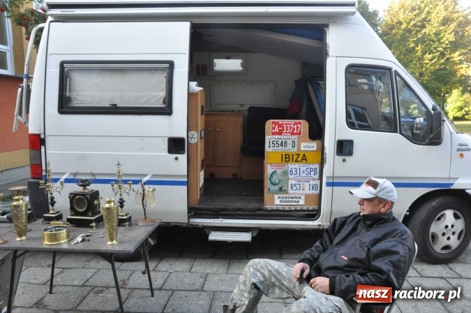Zdjęcie w galerii na portalu naszraciborz.pl: Jesienny Lamus - przy Kasprowicza kwitnie handel wiadomości z regionu