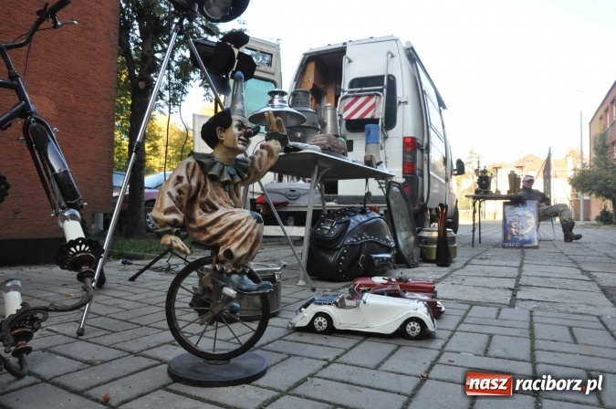 Zdjęcie w galerii na portalu naszraciborz.pl: Jesienny Lamus - przy Kasprowicza kwitnie handel wiadomości z regionu