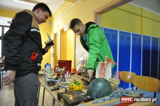 Zdjęcie w galerii na portalu naszraciborz.pl: Jesienny Lamus - przy Kasprowicza kwitnie handel wiadomości z regionu