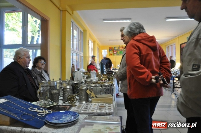 Zdjęcie w galerii na portalu naszraciborz.pl: Jesienny Lamus - przy Kasprowicza kwitnie handel wiadomości z regionu