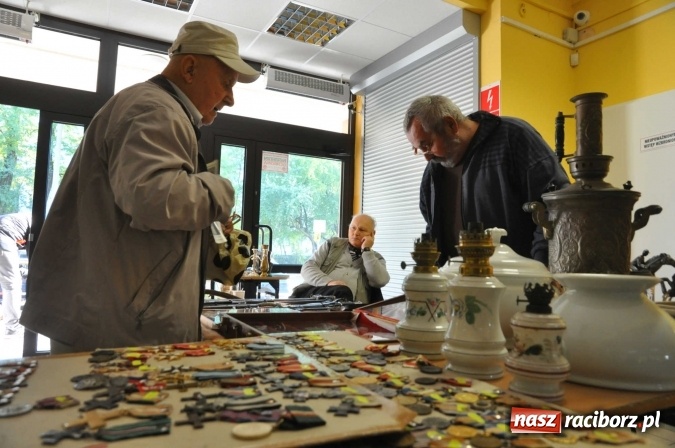 Zdjęcie w galerii na portalu naszraciborz.pl: Jesienny Lamus - przy Kasprowicza kwitnie handel wiadomości z regionu