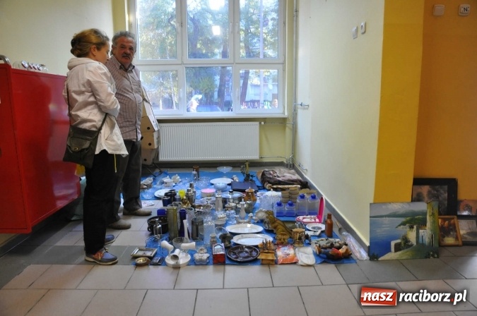 Zdjęcie w galerii na portalu naszraciborz.pl: Jesienny Lamus - przy Kasprowicza kwitnie handel wiadomości z regionu