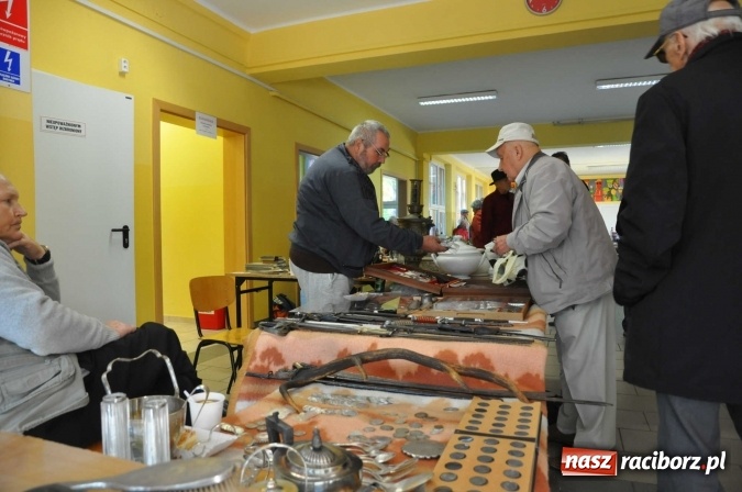 Zdjęcie w galerii na portalu naszraciborz.pl: Jesienny Lamus - przy Kasprowicza kwitnie handel wiadomości z regionu