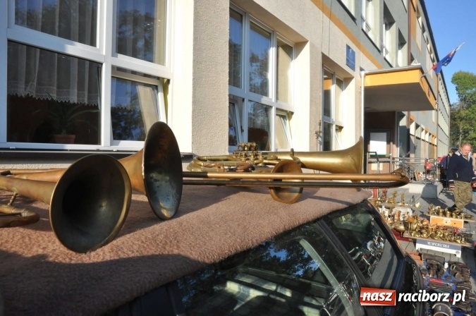 Zdjęcie w galerii na portalu naszraciborz.pl: Jesienny Lamus - przy Kasprowicza kwitnie handel wiadomości z regionu