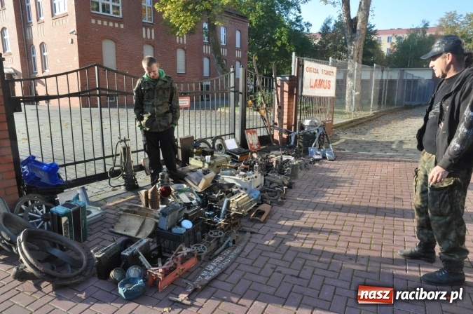 Zdjęcie w galerii na portalu naszraciborz.pl: Jesienny Lamus - przy Kasprowicza kwitnie handel wiadomości z regionu