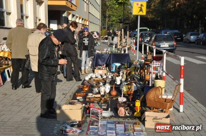 Zdjęcie w galerii na portalu naszraciborz.pl: Jesienny Lamus - przy Kasprowicza kwitnie handel wiadomości z regionu