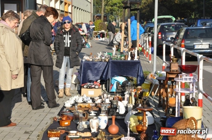 Zdjęcie w galerii na portalu naszraciborz.pl: Jesienny Lamus - przy Kasprowicza kwitnie handel wiadomości z regionu