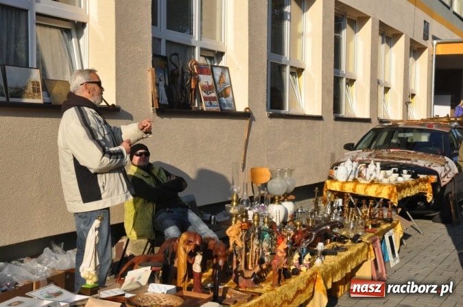 Zdjęcie w galerii na portalu naszraciborz.pl: Jesienny Lamus - przy Kasprowicza kwitnie handel wiadomości z regionu