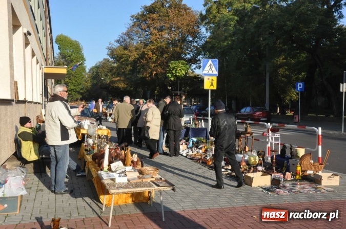 Zdjęcie w galerii na portalu naszraciborz.pl: Jesienny Lamus - przy Kasprowicza kwitnie handel wiadomości z regionu