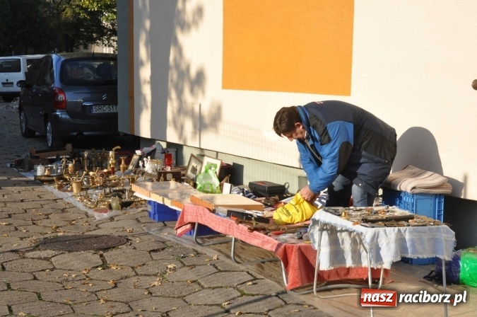 Zdjęcie w galerii na portalu naszraciborz.pl: Jesienny Lamus - przy Kasprowicza kwitnie handel wiadomości z regionu