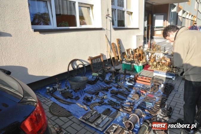 Zdjęcie w galerii na portalu naszraciborz.pl: Jesienny Lamus - przy Kasprowicza kwitnie handel wiadomości z regionu