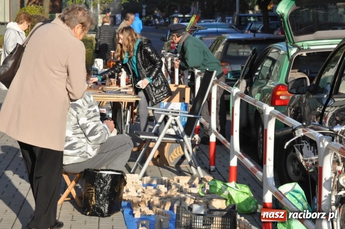 Zdjęcie w galerii na portalu naszraciborz.pl: Jesienny Lamus - przy Kasprowicza kwitnie handel wiadomości z regionu
