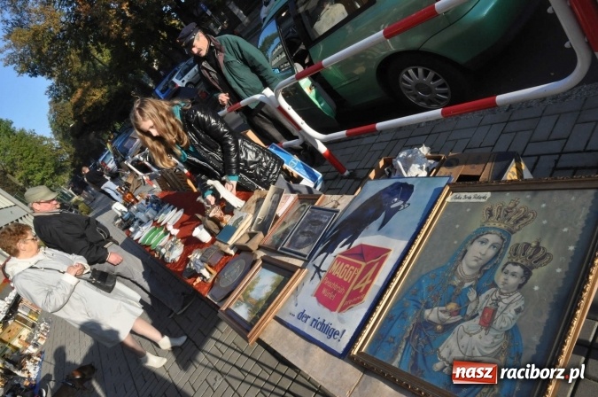 Zdjęcie w galerii na portalu naszraciborz.pl: Jesienny Lamus - przy Kasprowicza kwitnie handel wiadomości z regionu