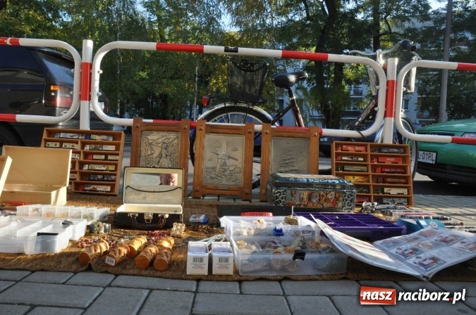 Zdjęcie w galerii na portalu naszraciborz.pl: Jesienny Lamus - przy Kasprowicza kwitnie handel wiadomości z regionu