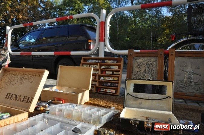 Zdjęcie w galerii na portalu naszraciborz.pl: Jesienny Lamus - przy Kasprowicza kwitnie handel wiadomości z regionu