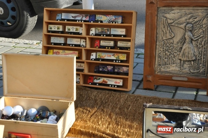 Zdjęcie w galerii na portalu naszraciborz.pl: Jesienny Lamus - przy Kasprowicza kwitnie handel wiadomości z regionu