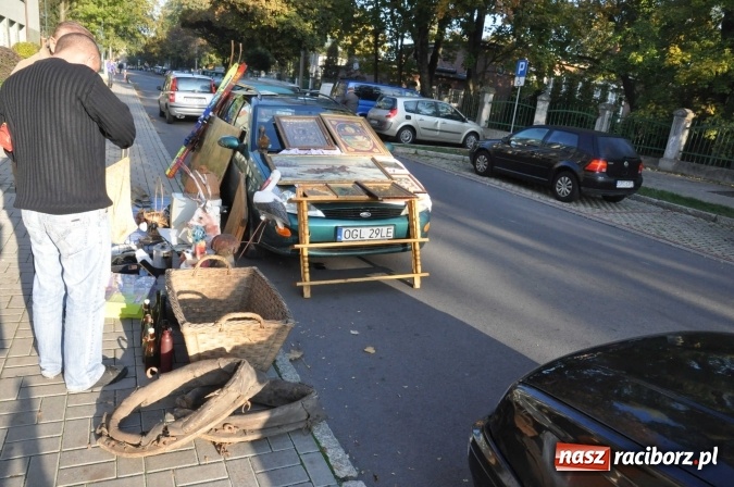 Zdjęcie w galerii na portalu naszraciborz.pl: Jesienny Lamus - przy Kasprowicza kwitnie handel wiadomości z regionu