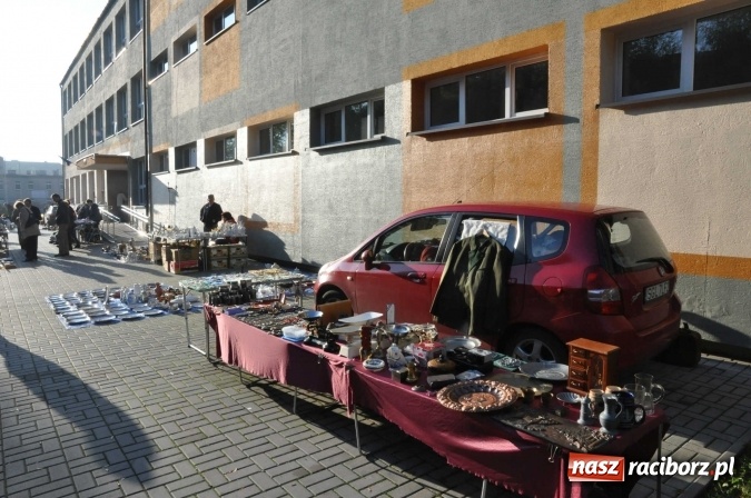 Zdjęcie w galerii na portalu naszraciborz.pl: Jesienny Lamus - przy Kasprowicza kwitnie handel wiadomości z regionu