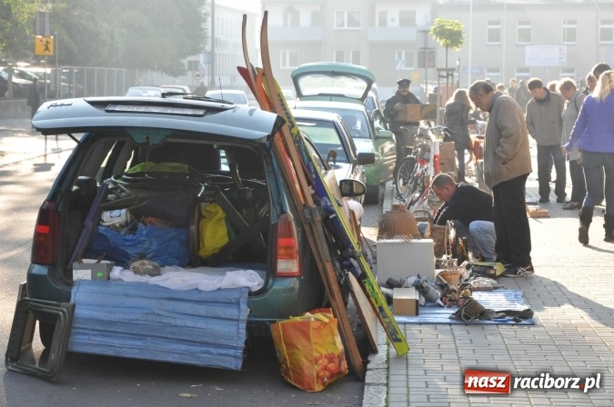 Zdjęcie w galerii na portalu naszraciborz.pl: Jesienny Lamus - przy Kasprowicza kwitnie handel wiadomości z regionu