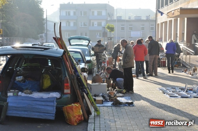 Zdjęcie w galerii na portalu naszraciborz.pl: Jesienny Lamus - przy Kasprowicza kwitnie handel wiadomości z regionu