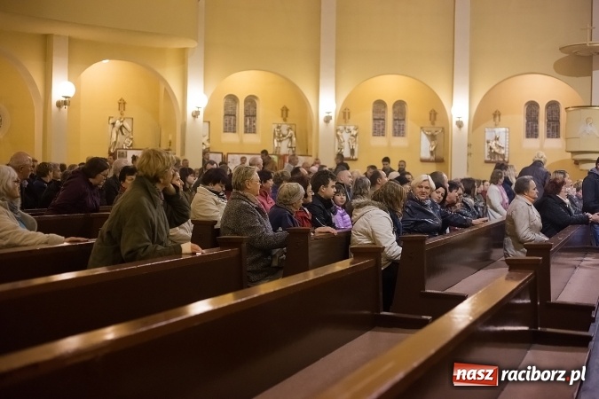 Zdjęcie w galerii na portalu naszraciborz.pl: Pełny kościół na premierze filmu Adriana Szczypińskiego i brawa na stojąco wiadomości z regionu