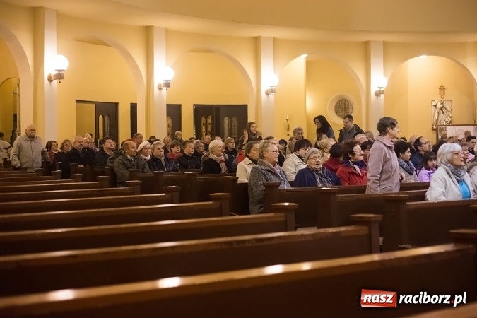 Zdjęcie w galerii na portalu naszraciborz.pl: Pełny kościół na premierze filmu Adriana Szczypińskiego i brawa na stojąco wiadomości z regionu