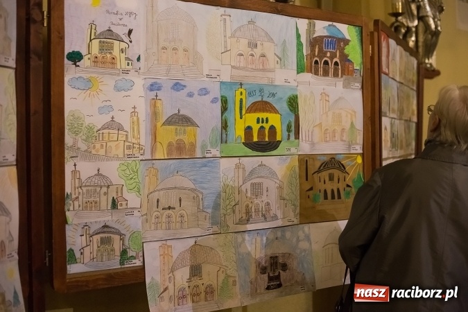 Zdjęcie w galerii na portalu naszraciborz.pl: Pełny kościół na premierze filmu Adriana Szczypińskiego i brawa na stojąco wiadomości z regionu