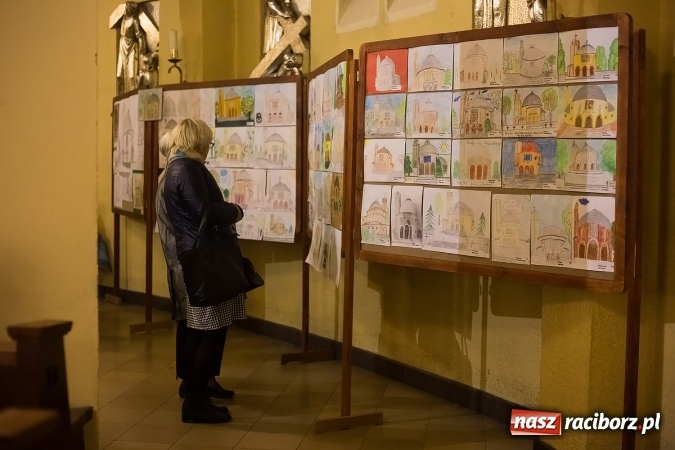 Zdjęcie w galerii na portalu naszraciborz.pl: Pełny kościół na premierze filmu Adriana Szczypińskiego i brawa na stojąco wiadomości z regionu