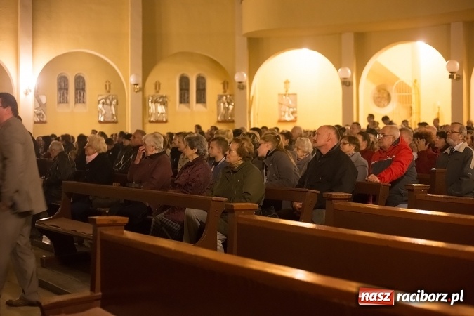 Zdjęcie w galerii na portalu naszraciborz.pl: Pełny kościół na premierze filmu Adriana Szczypińskiego i brawa na stojąco wiadomości z regionu
