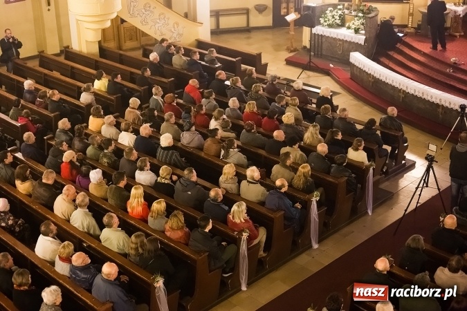 Zdjęcie w galerii na portalu naszraciborz.pl: Pełny kościół na premierze filmu Adriana Szczypińskiego i brawa na stojąco wiadomości z regionu