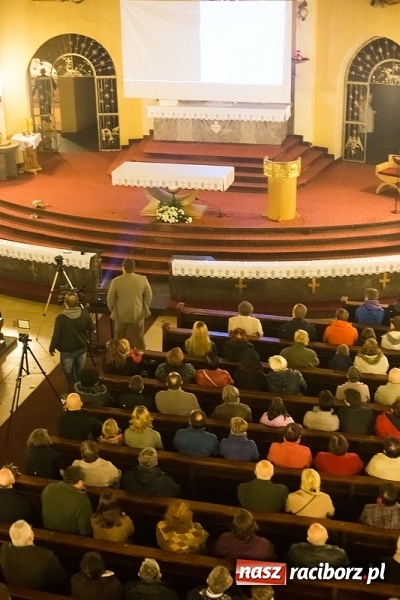 Zdjęcie w galerii na portalu naszraciborz.pl: Pełny kościół na premierze filmu Adriana Szczypińskiego i brawa na stojąco wiadomości z regionu