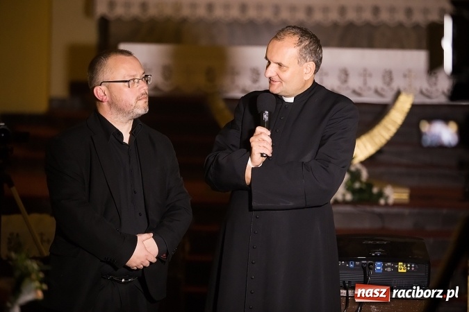 Zdjęcie w galerii na portalu naszraciborz.pl: Pełny kościół na premierze filmu Adriana Szczypińskiego i brawa na stojąco wiadomości z regionu