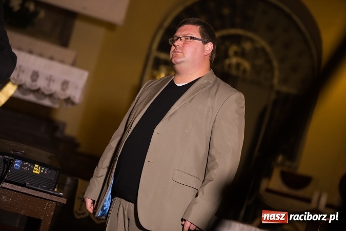 Zdjęcie w galerii na portalu naszraciborz.pl: Pełny kościół na premierze filmu Adriana Szczypińskiego i brawa na stojąco wiadomości z regionu