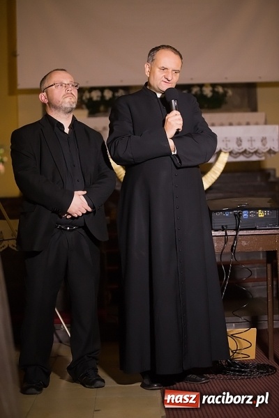 Zdjęcie w galerii na portalu naszraciborz.pl: Pełny kościół na premierze filmu Adriana Szczypińskiego i brawa na stojąco wiadomości z regionu