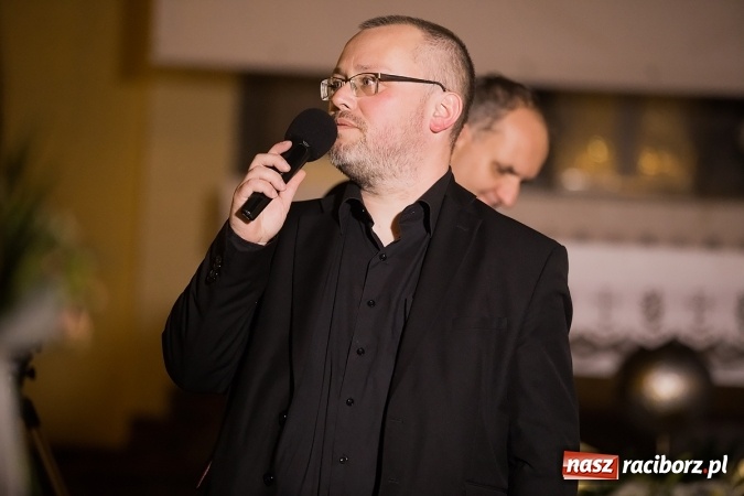 Zdjęcie w galerii na portalu naszraciborz.pl: Pełny kościół na premierze filmu Adriana Szczypińskiego i brawa na stojąco wiadomości z regionu