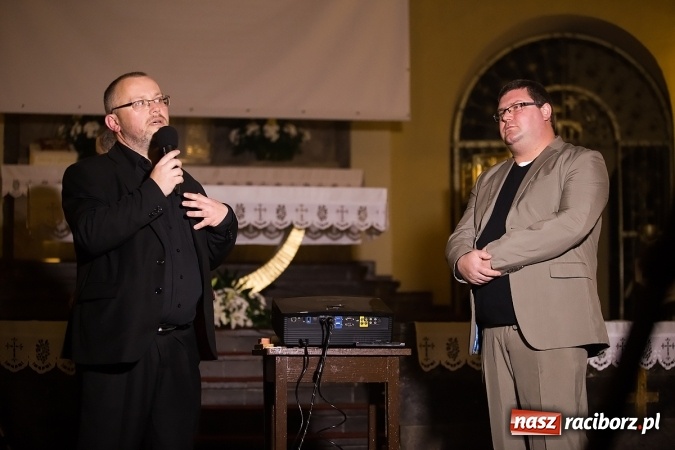 Zdjęcie w galerii na portalu naszraciborz.pl: Pełny kościół na premierze filmu Adriana Szczypińskiego i brawa na stojąco wiadomości z regionu